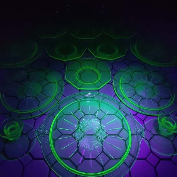 Uranium glass pieces - Picture 4 of 9